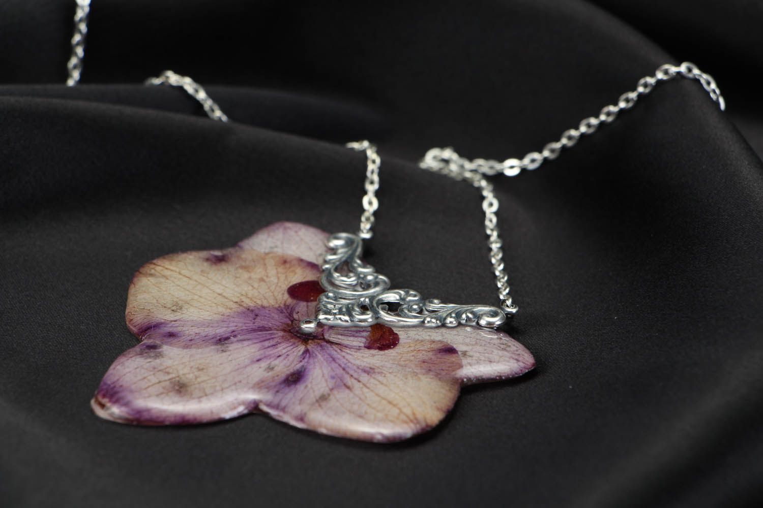 Pingente com orquídeas em resina de jóias foto 3