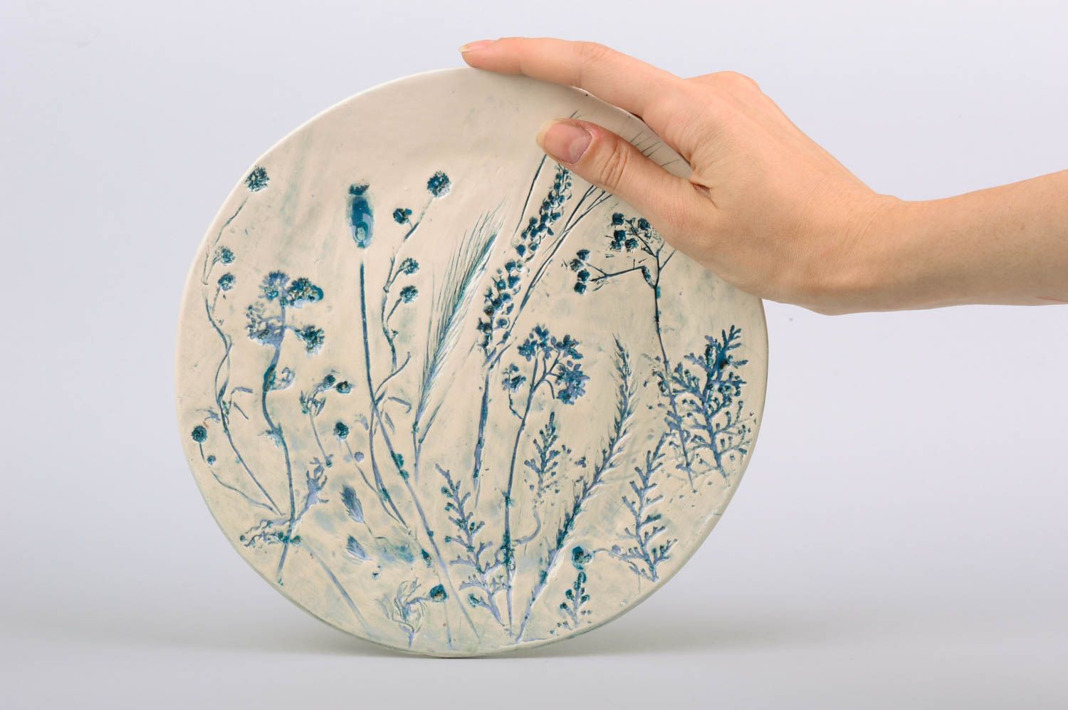 Авторская керамическая тарелка расписанная глазурью ручной работы красивая фото 2