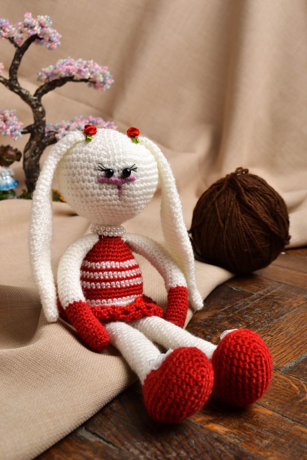 Peluche lapin blanc en robe rouge Jouet fait main tricoté Cadeau enfant photo 5