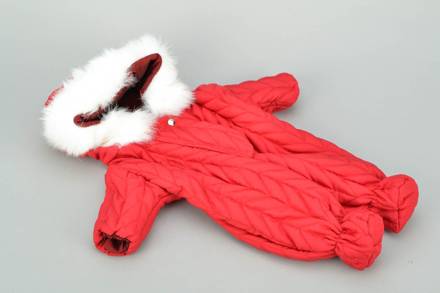 Macacão vermelho com capuz para bonecas roupas de bonecas artesanais  foto 1