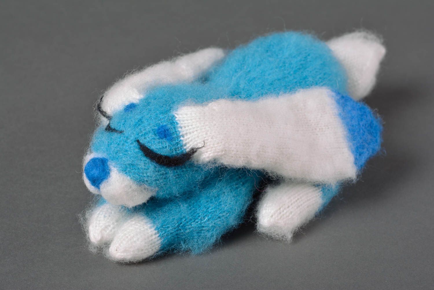 Peluche animal lièvre bleu Jouet fait main tricoté en laine Cadeau enfant photo 1