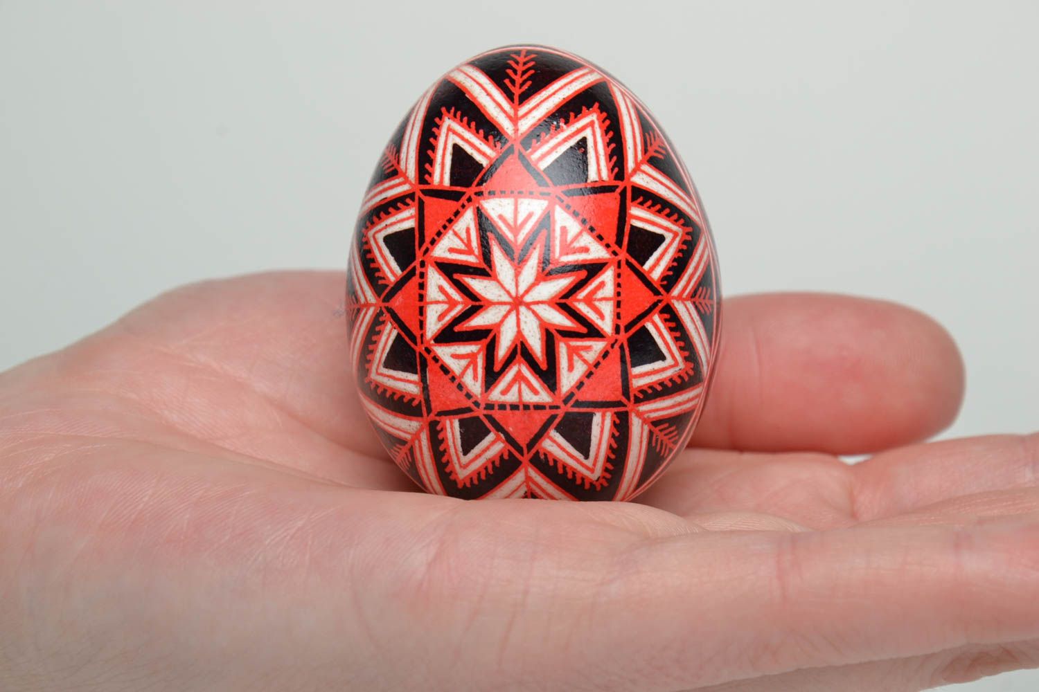 Oeuf de Pâques peint rouge fait main décoratif avec ornements traditionnels photo 5