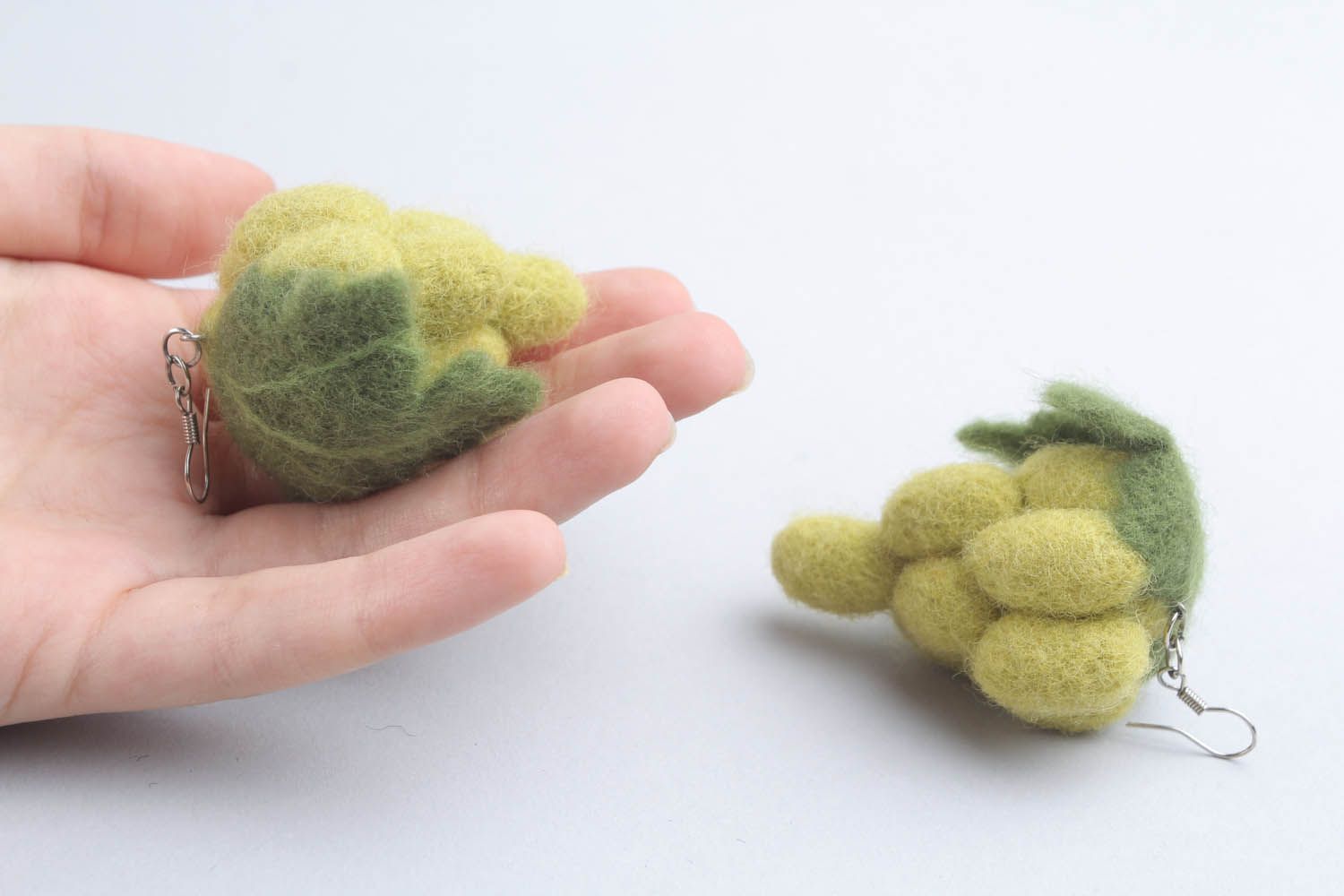 Grandes brincos de lã  na técnica de feltragem seca na forma de cachos de uvas foto 2