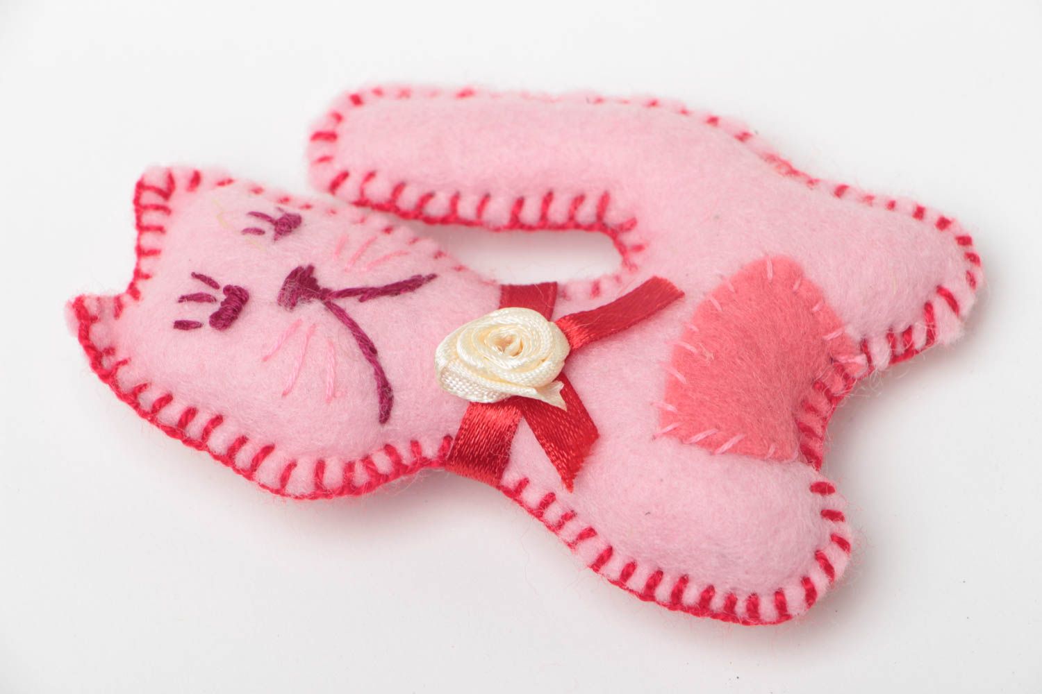 Petite peluche en feutre rose faite main originale en forme de chat pour enfant photo 2