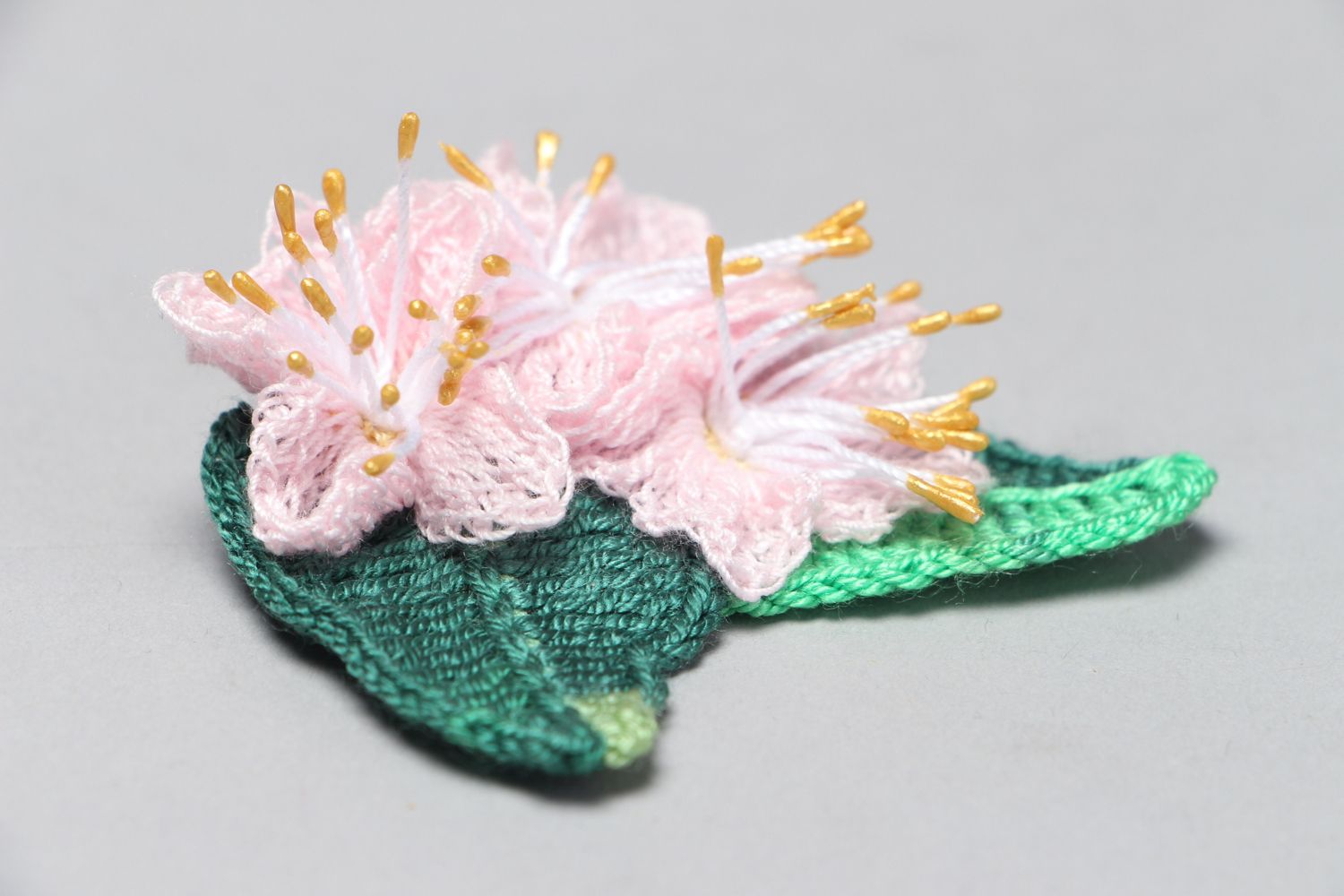 Broche tricotée à la main de fils Fleurs de pommier photo 2
