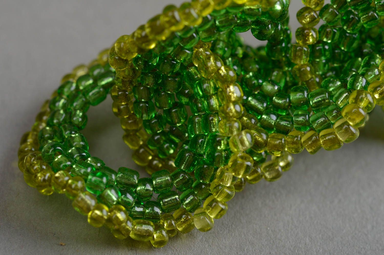 Boucles d'oreilles en perles de rocaille vertes pendantes faites main originales photo 5