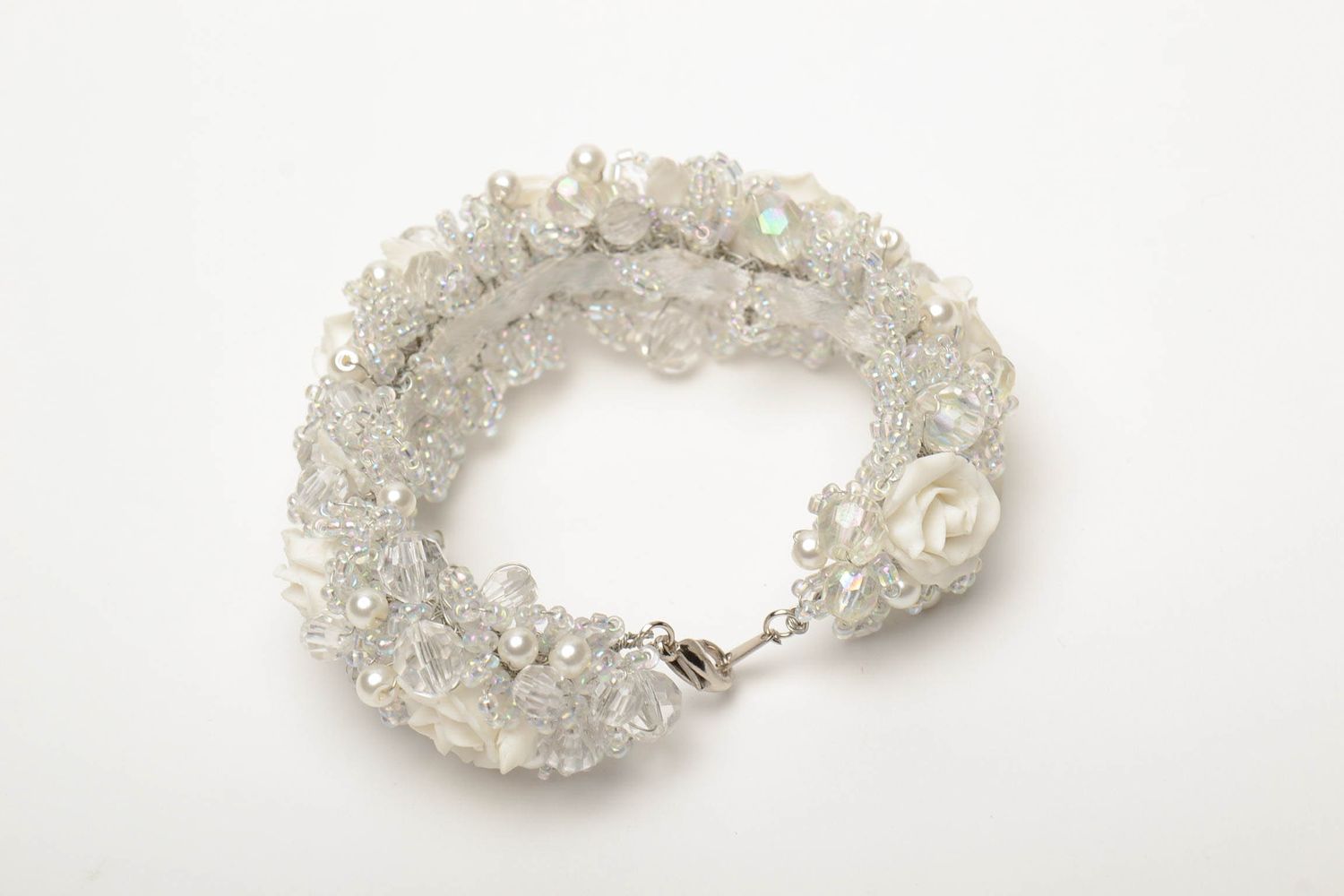 Bracelet fait main de pâte polymère et perles de rocaille Roses blanches photo 5