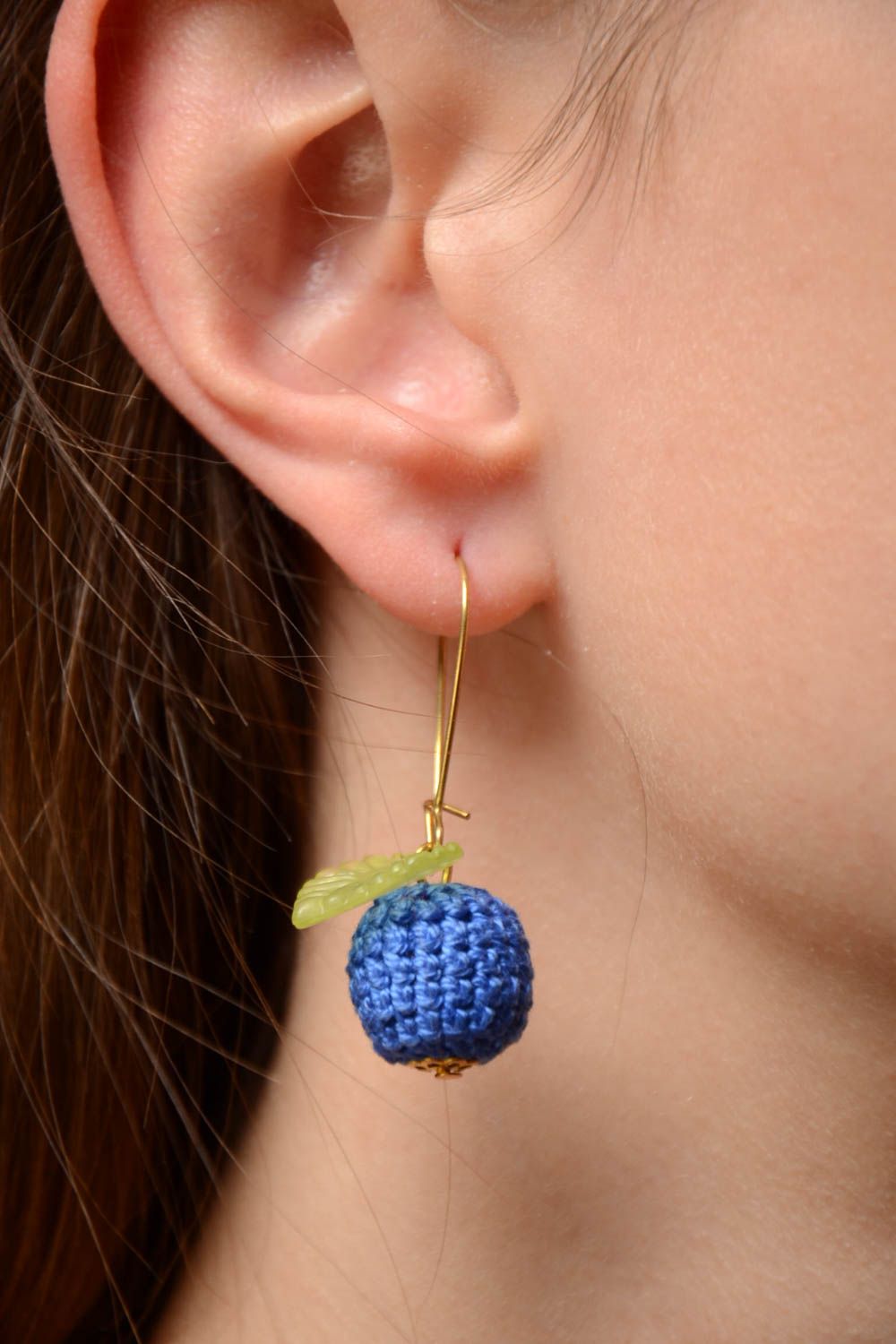 Boucles d'oreilles pendantes tricotées au crochet de créateur faites main bleues photo 2