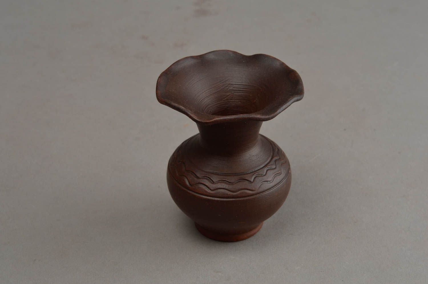 Vase miniature en céramique marron foncé bel original décoratif fait main photo 3