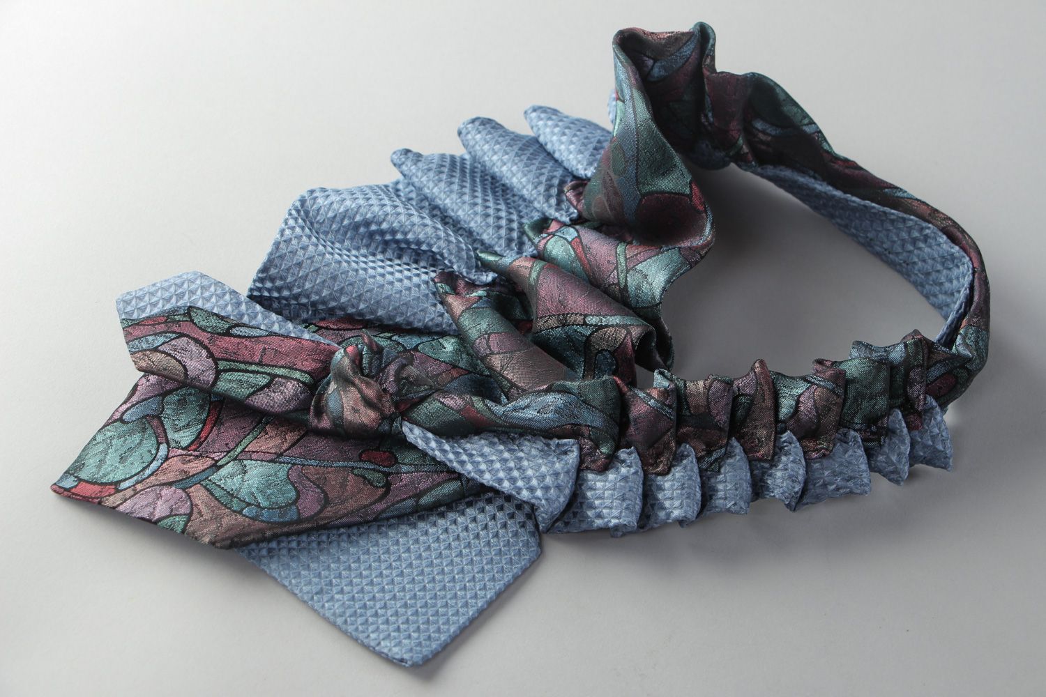 Collier jabot original textile violet fait main à partir de cravate pour femme photo 2