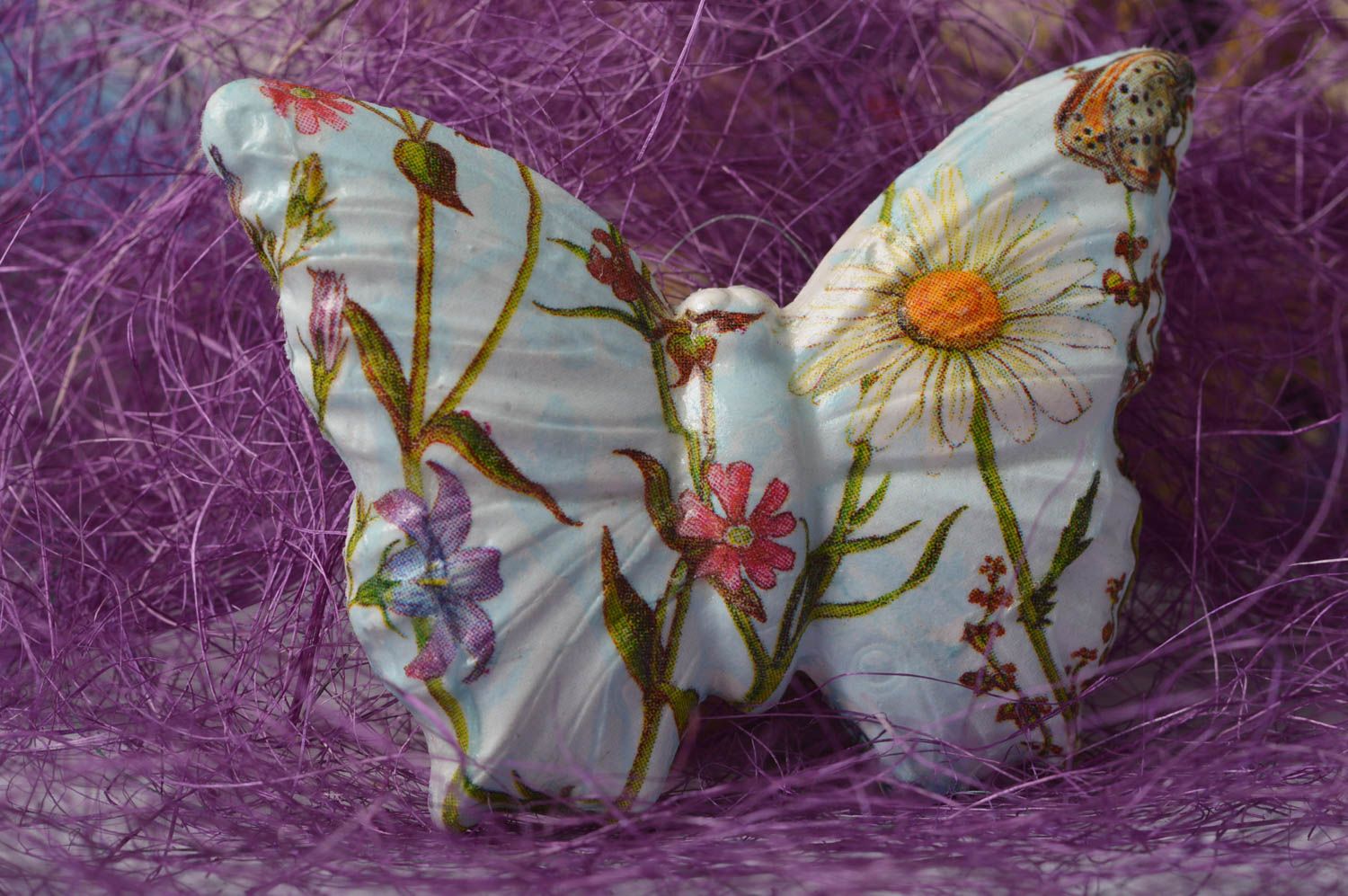 Изделие ручной работы магнит на холодильник фигурка из гипса бабочка с цветами фото 1