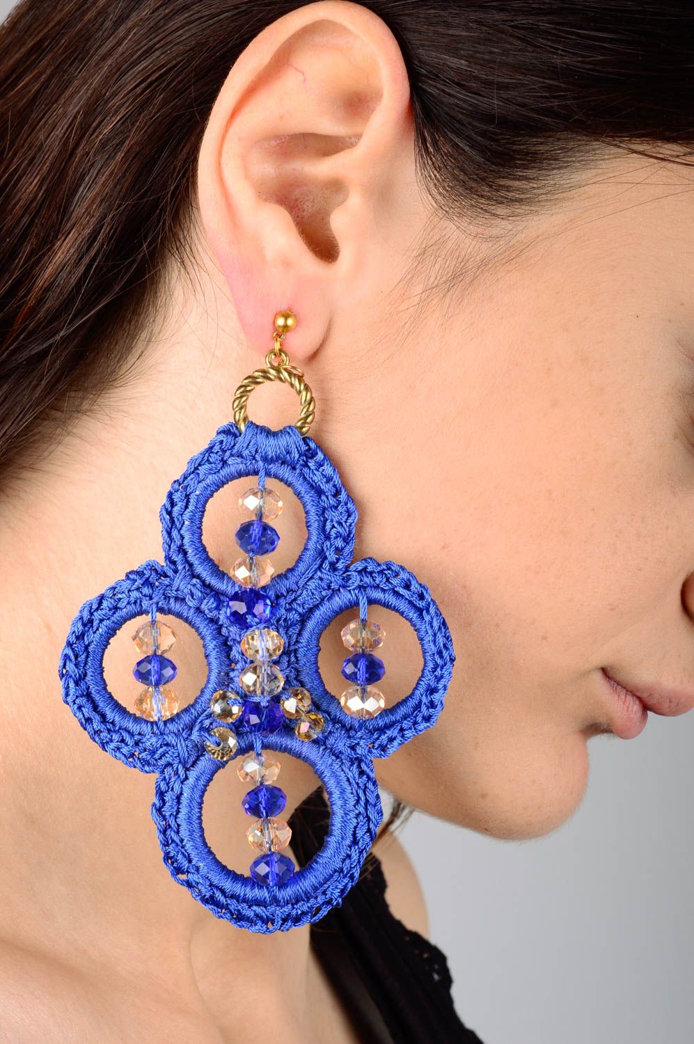 Handmade gehäkelte Ohrringe lange Ohrhänger Accessoire für Frauen mit Kristallen foto 2