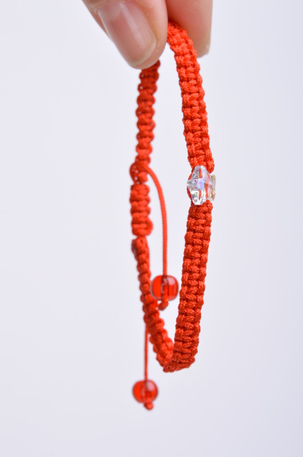 Красный браслет из ниток плетеный с кристаллом ручной работы с регулируемым размером фото 3
