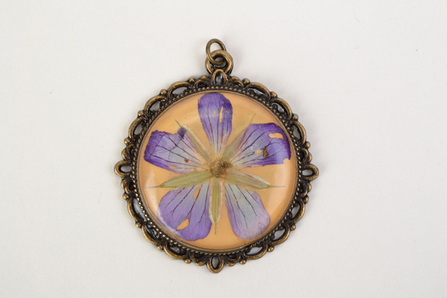 Handmade round neck pendant with dried flower in epoxy resin without chain photo 5