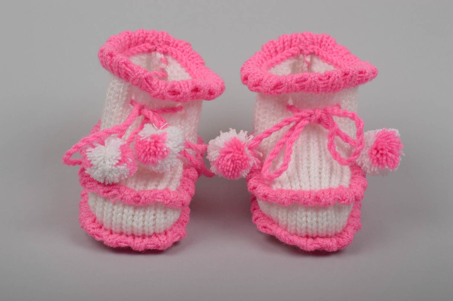 Patucos tejidos artesanales regalos originales zapatos de bebé blanquirosados foto 3