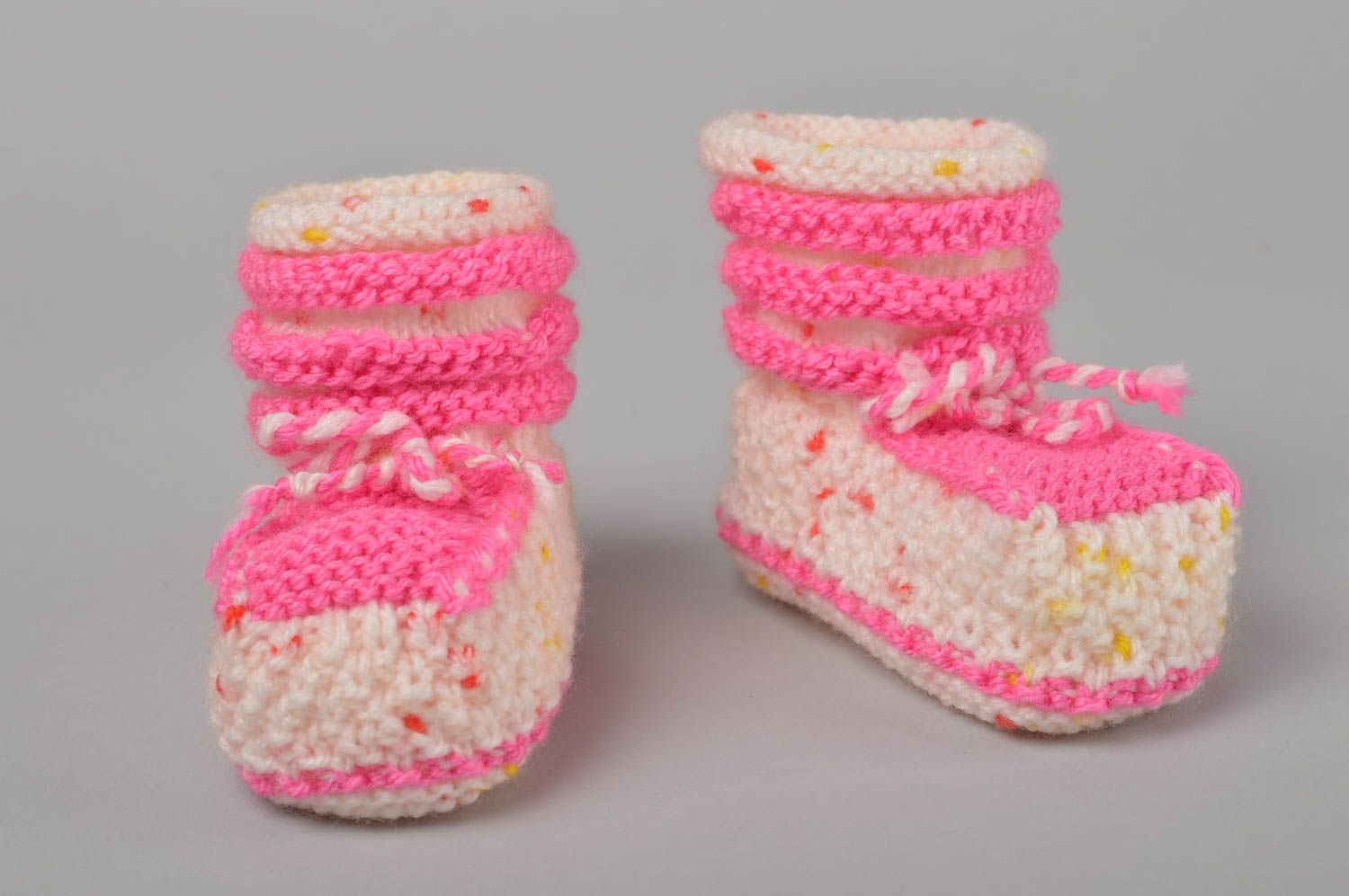 Chaussons de bébé au crochet faits main roses en fils de coton Vêtement bébé photo 1