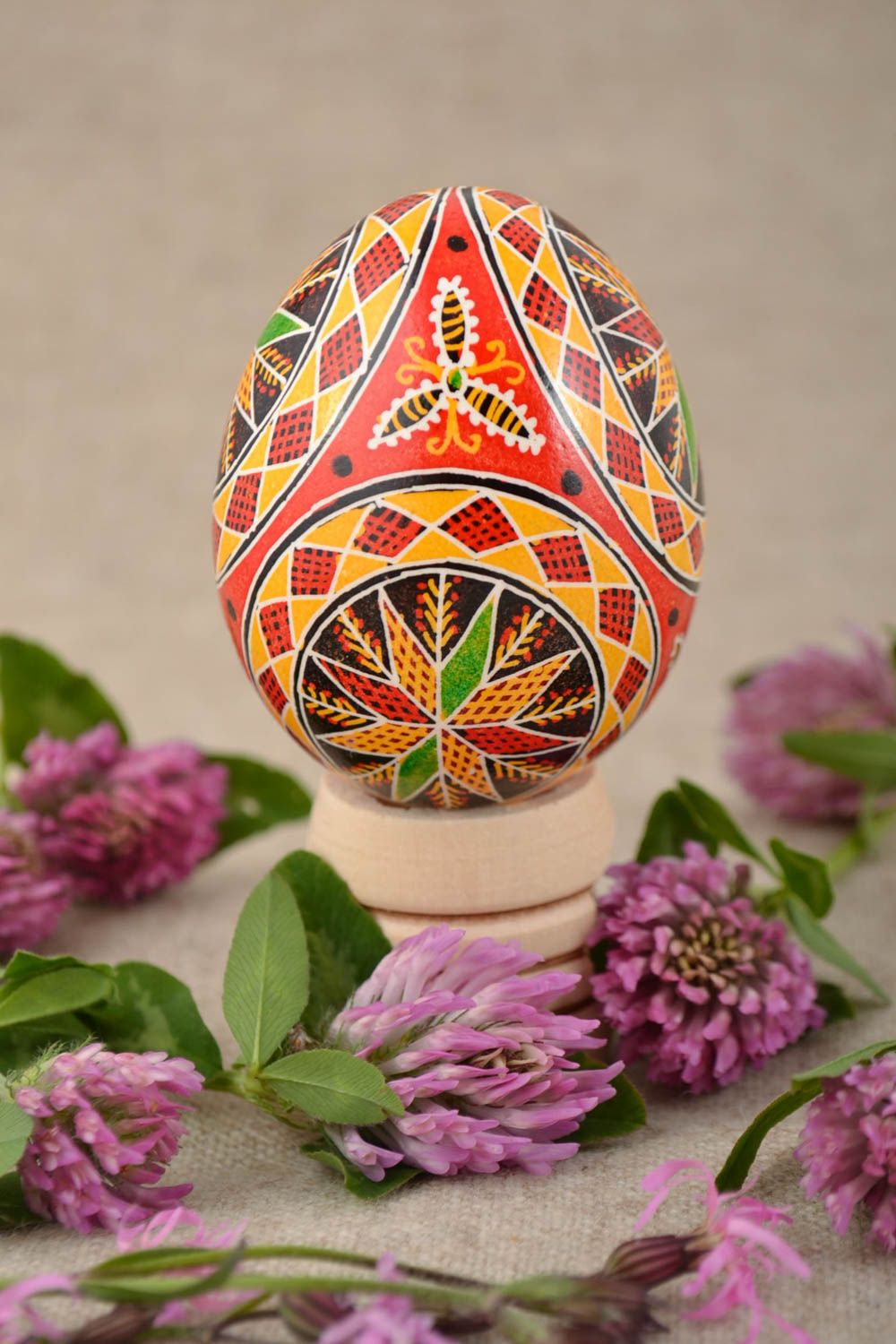 Huevo de Pascua de gallina artesanal pintado con acrílicos  foto 1