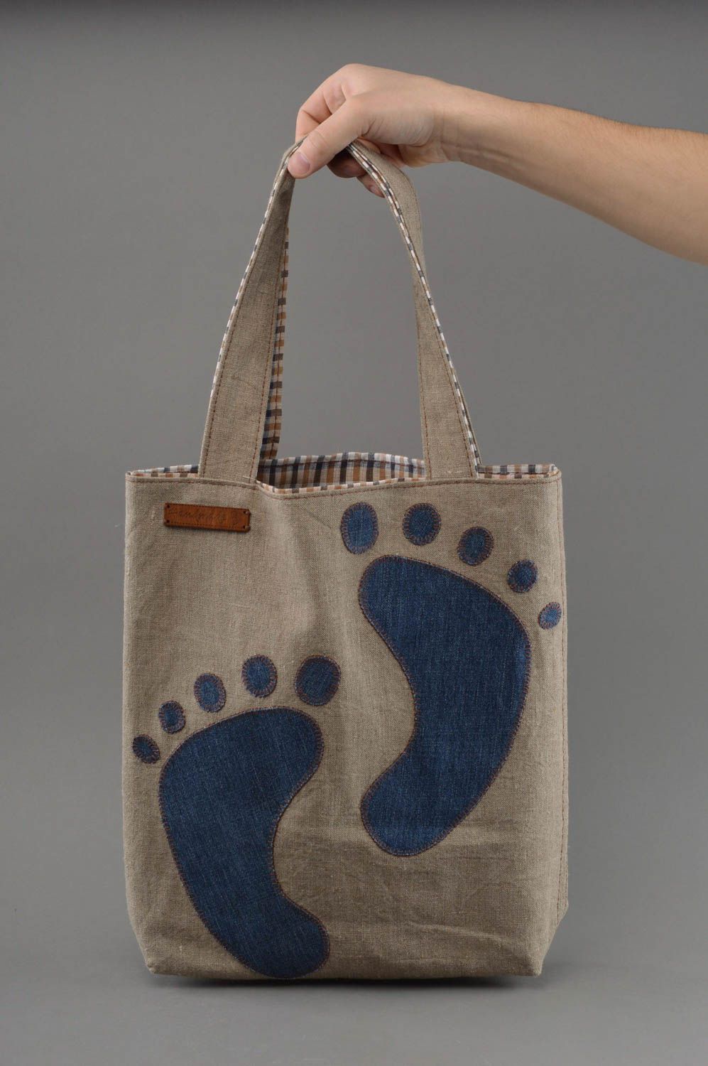 Текстильная сумка ручной работы с аппликацией в виде следов серая с синим фото 4