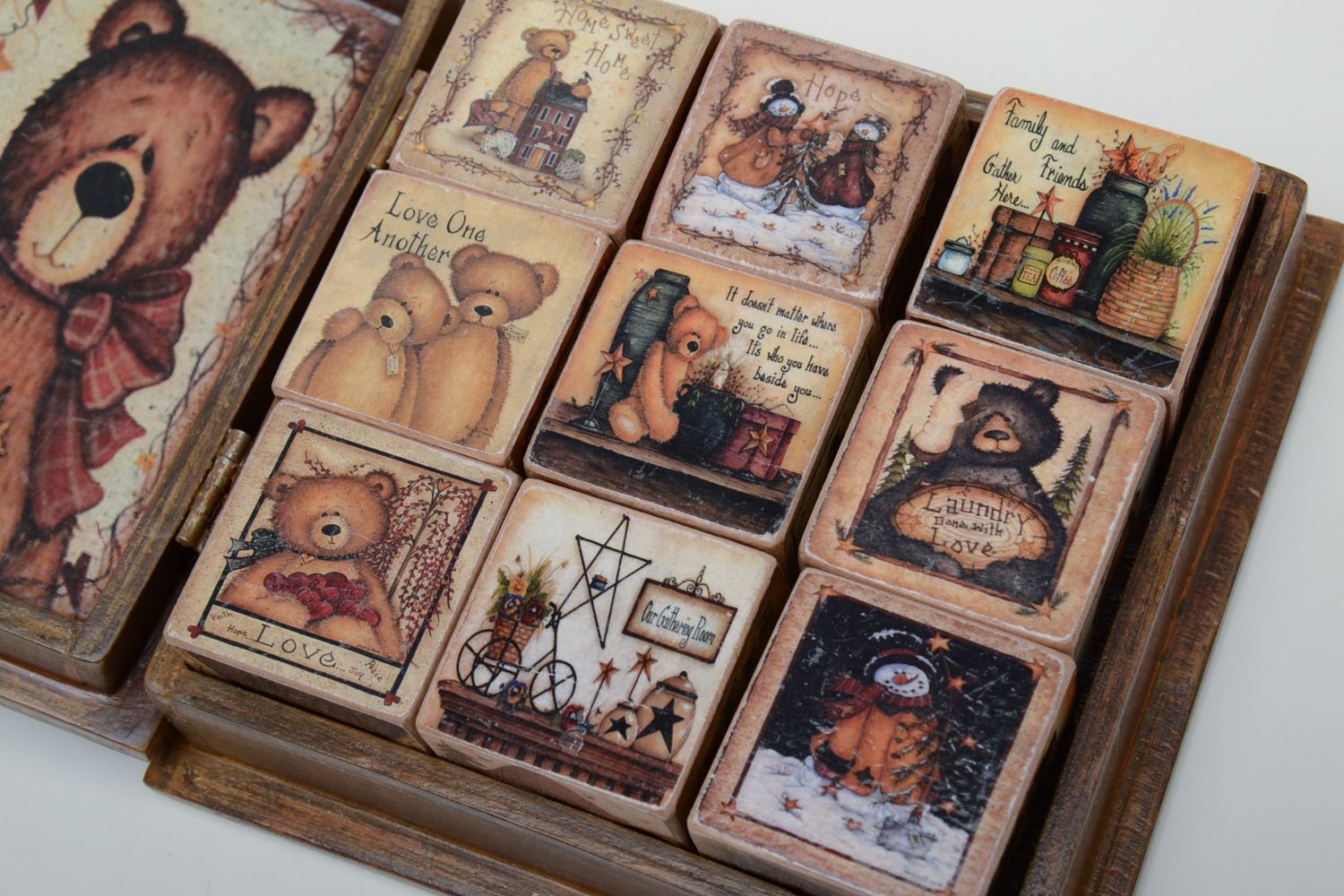 Petits cubes en bois décorés Nounours dans boîte pour enfant faits main photo 3