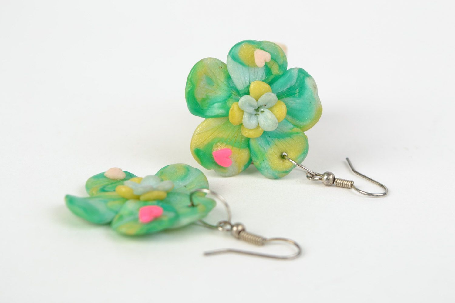Schöne originelle Blumen Ohrringe mit Anhängern aus Polymerton Handarbeit  foto 1