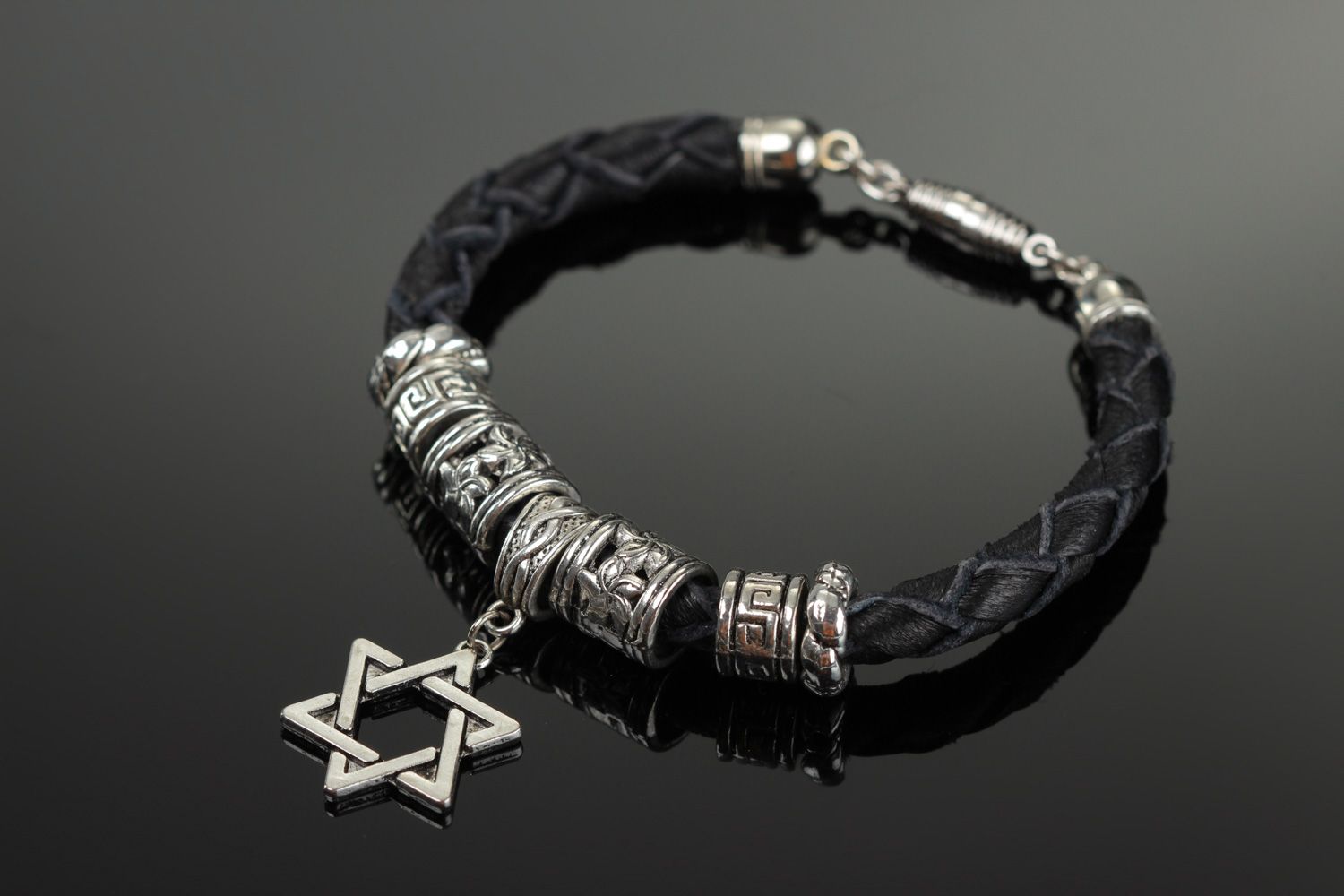 Bracelet fait main de vrai cuir et élément métallique décoratif Étoile de David photo 1