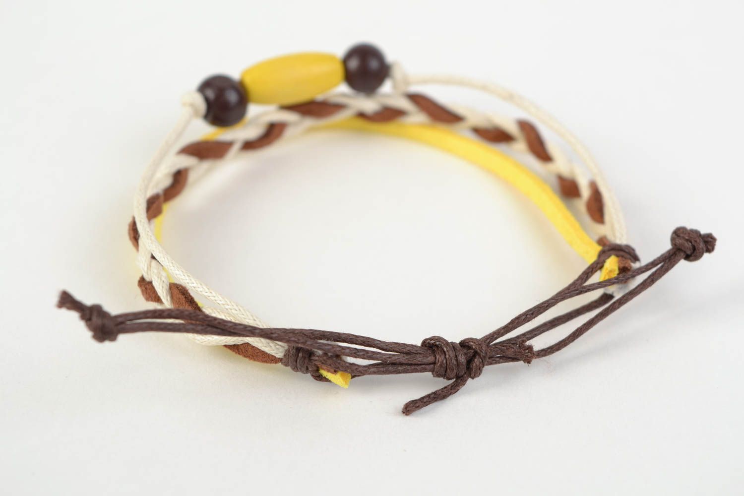 Schönes gelbes Armband mit Holzkugeln handmade aus Baumwollschnüren für echte Mode Damen foto 4