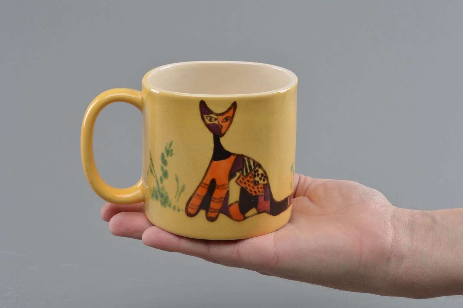 Schöne gelbe mit Glasur bemalte handgemachte Tasse aus Porzellan Katze foto 4