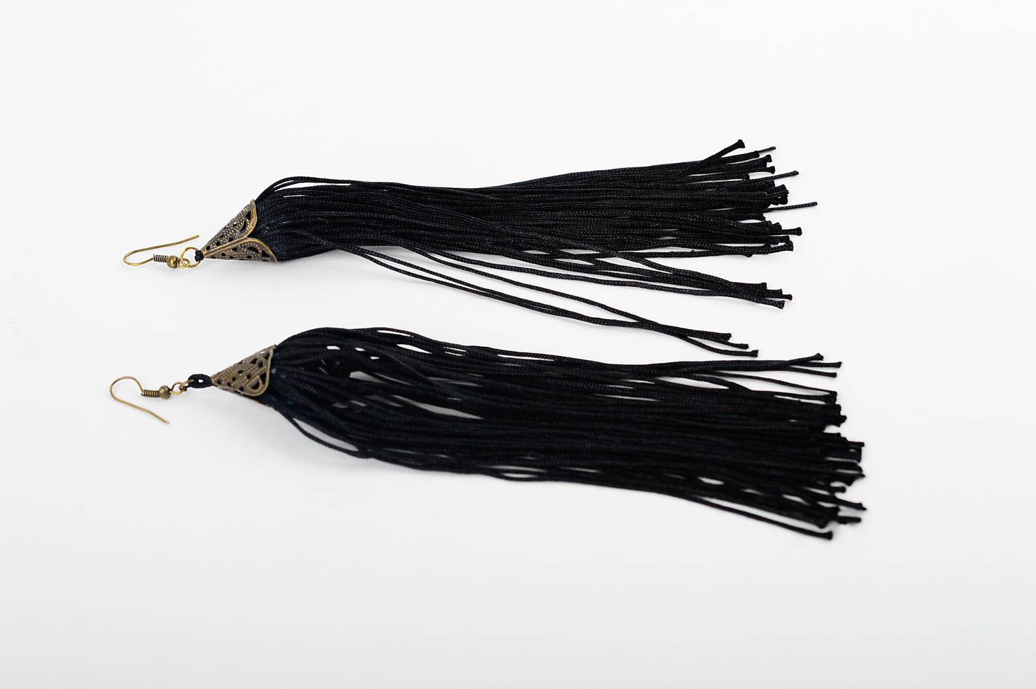 Серьги ручной работы черные серьги с бахромой необычные серьги из ниток фото 3