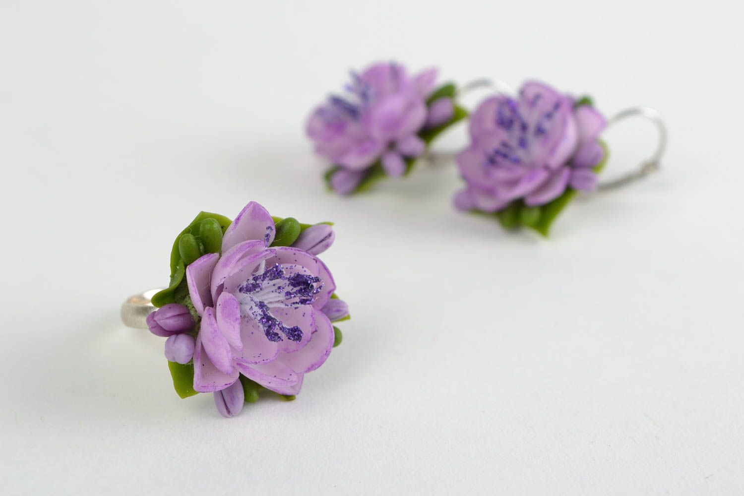 Фиолетовый набор украшений из холодного фарфора ручной работы серьги и кольцо фото 3