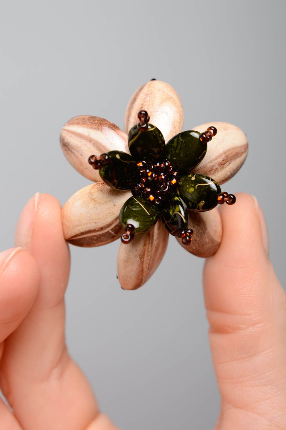 Broche fleur avec perles ovales et perles de rocaille photo 4
