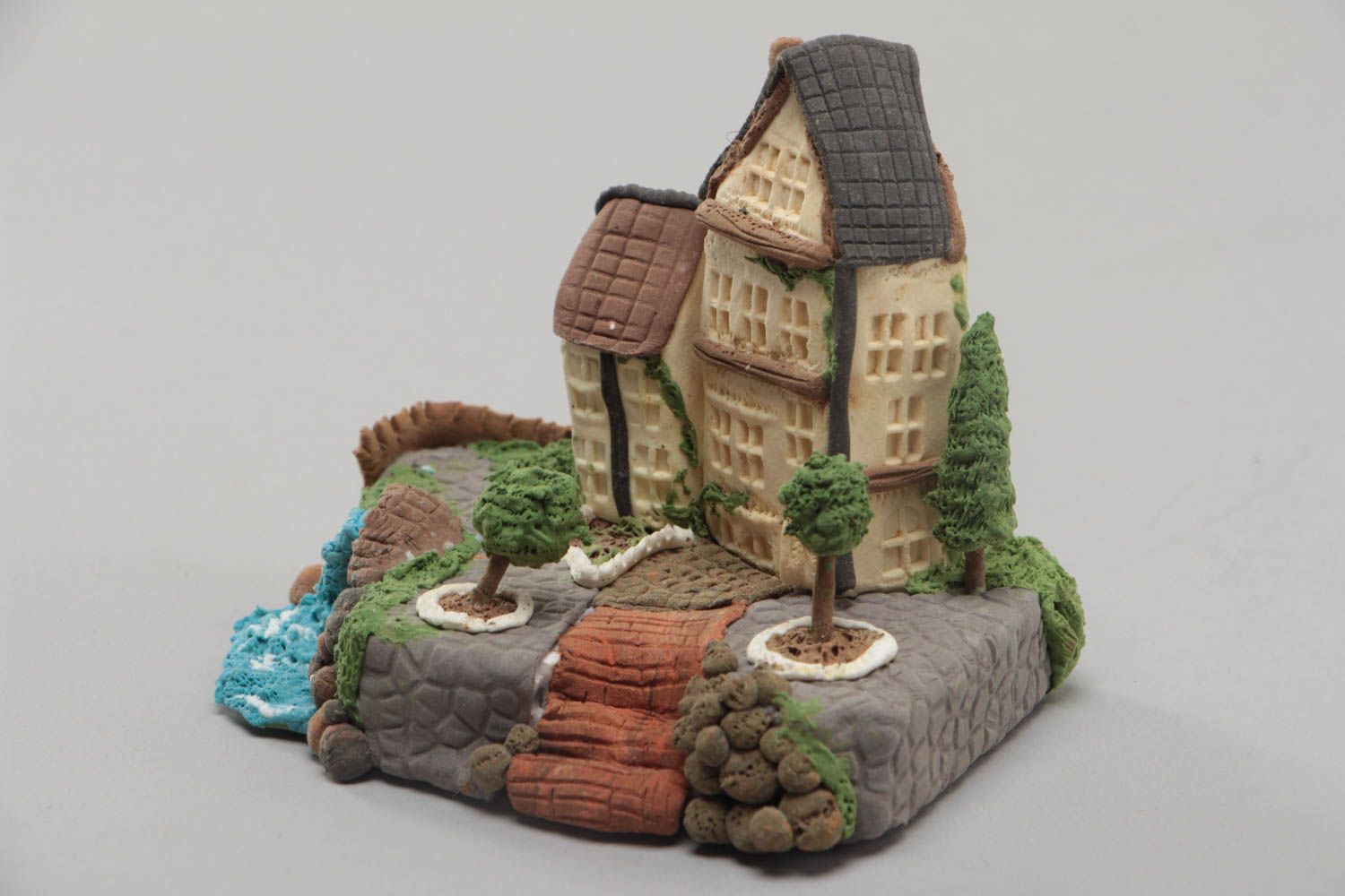 Figurine maison en pâte polymère miniature peinte originale faite main photo 2