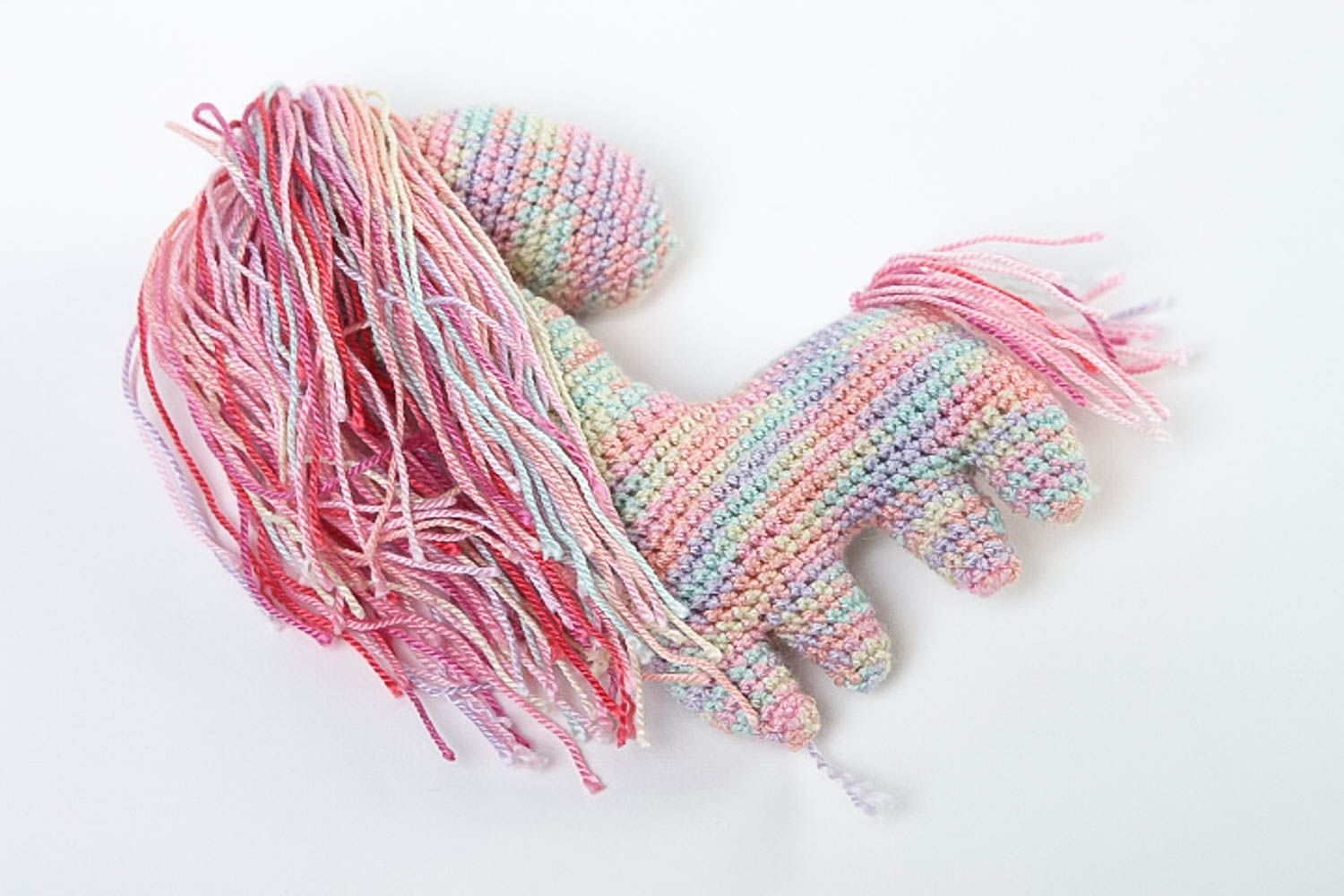 Jouet tricoté Peluche faite main au crochet cheval multicolore Cadeau enfant photo 4