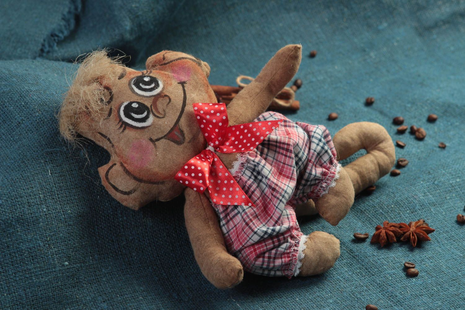 Декоративная обезьянка игрушка ручной работы мягкая с красным бантиком  фото 1