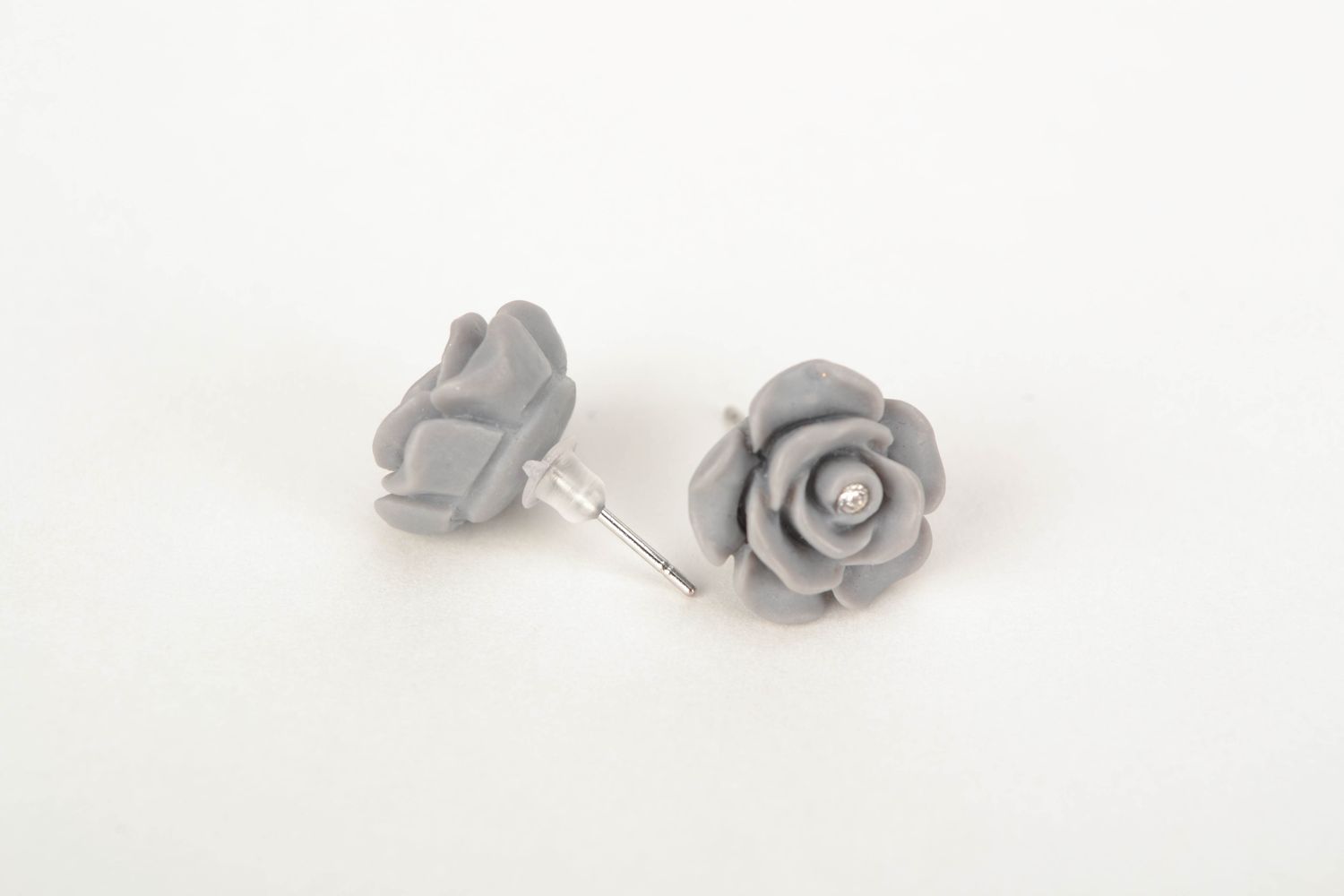 Boucles d'oreilles clous en pâte polymère Roses grises photo 4