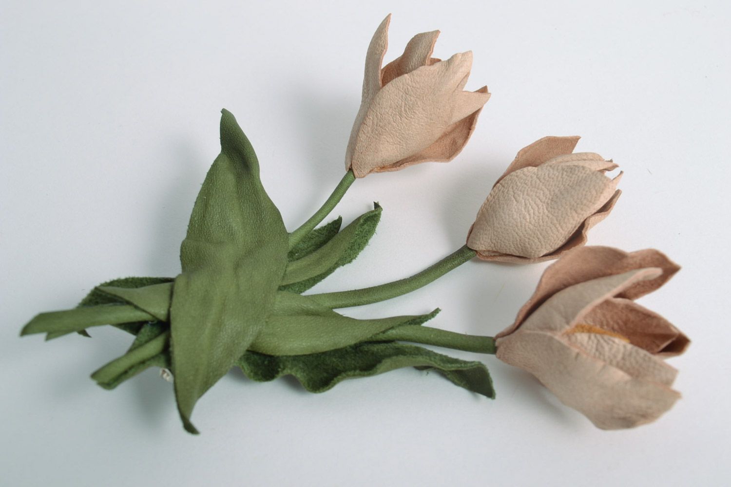Крупная брошь из кожи в виде бежевых тюльпанов авторский аксессуар ручной работы фото 5