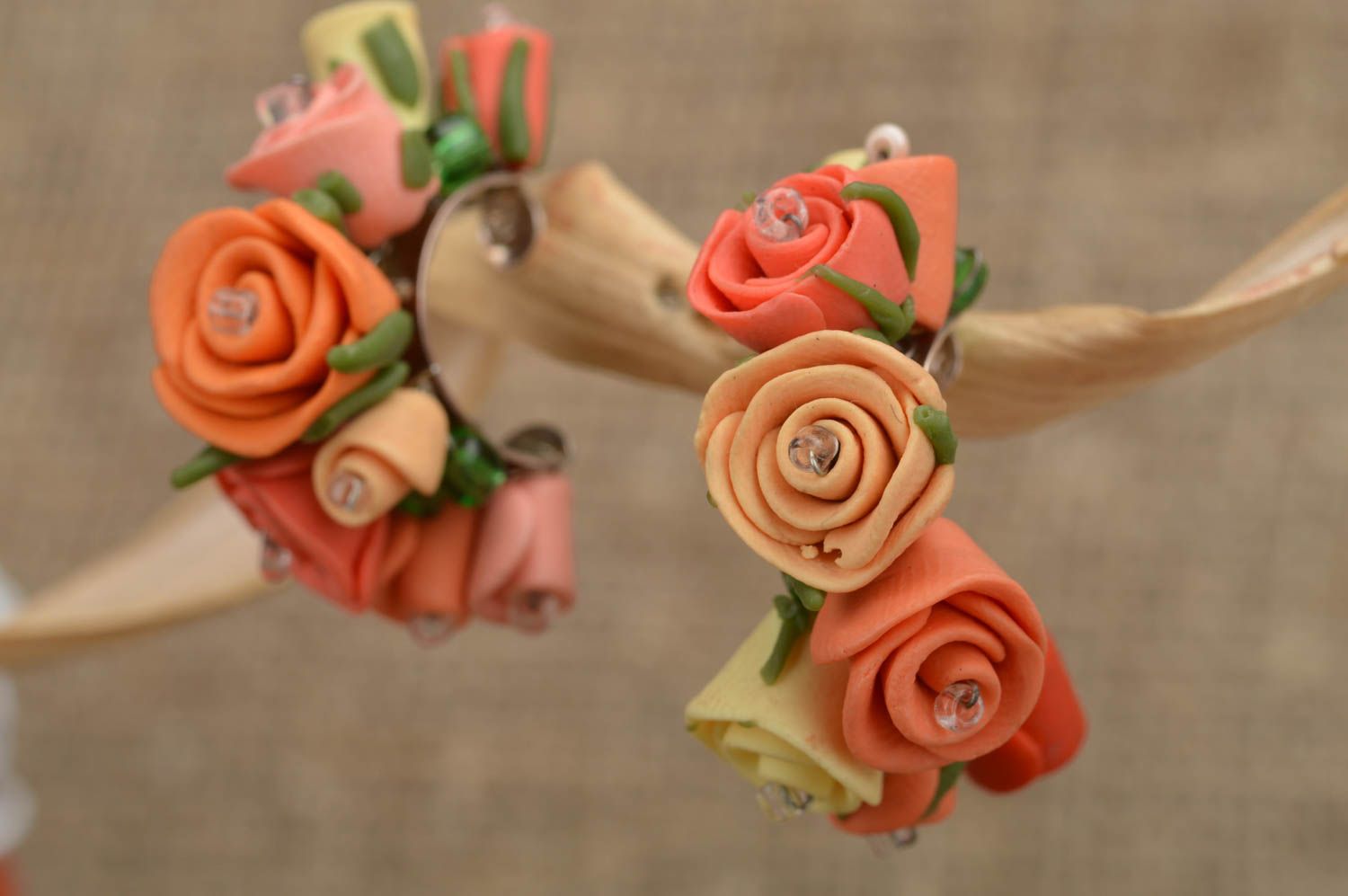 Boucles d'oreilles en pâte polymère originales faites main avec fleurs orange photo 1