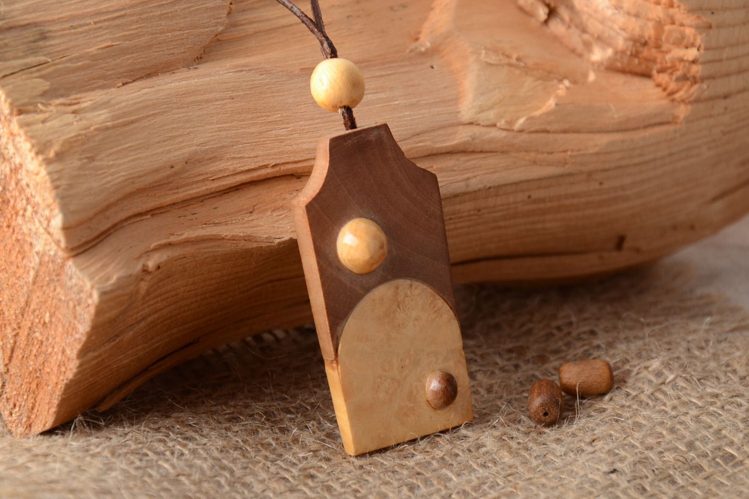 Colgante de madera artesanal para el cuello en cordón foto 1