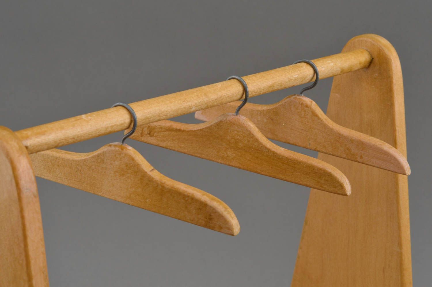Кукольная стойка для одежды из дерева декоративная с вешалками ручной работы фото 5