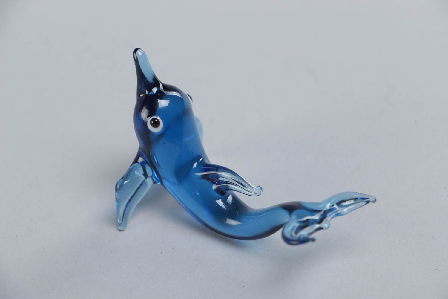 Petite figurine en verre bleue faite main en forme de dauphin technique de lampwork photo 3