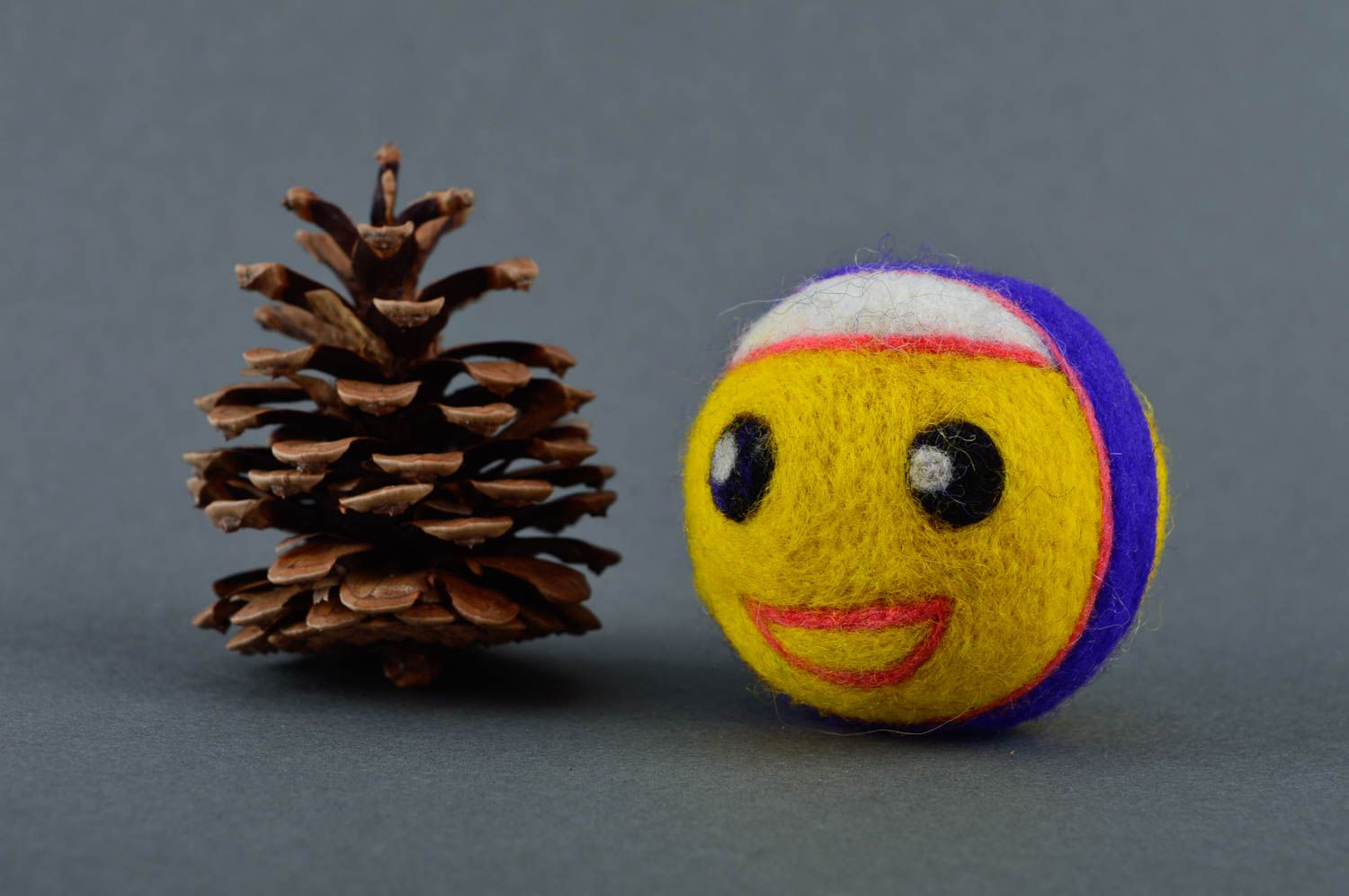 Handmade Smiley Kuscheltier Geschenk für Kinder aus Wolle kreatives Spielzeug  foto 1