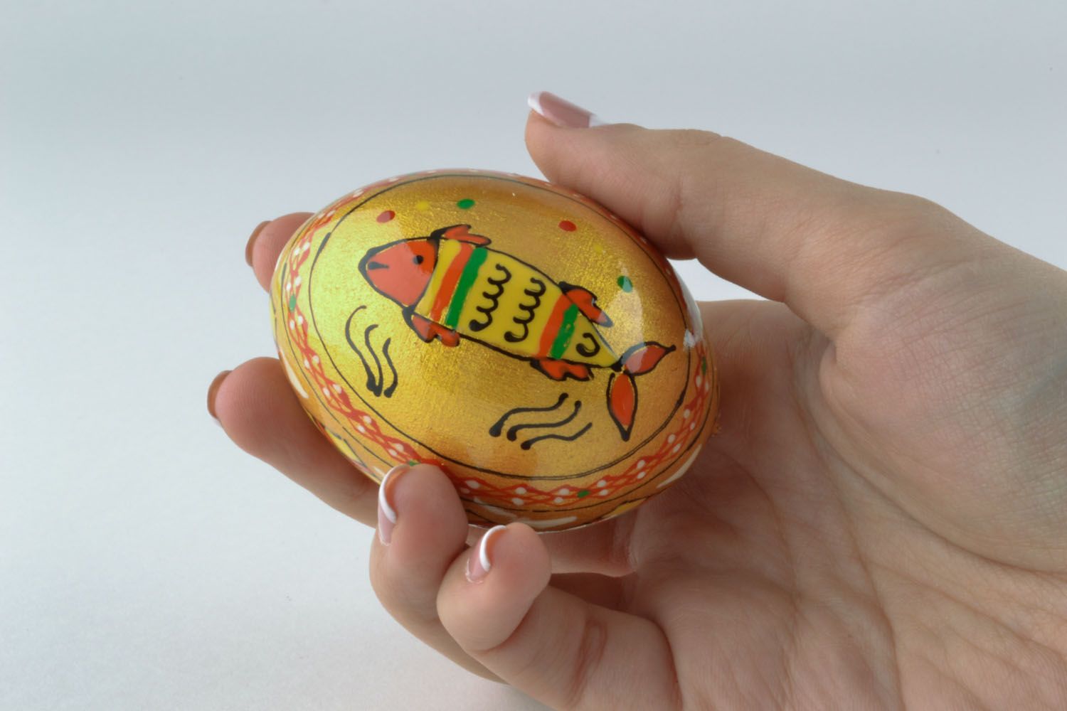 Huevo de Pascua de madera en gama de colores dorada foto 2