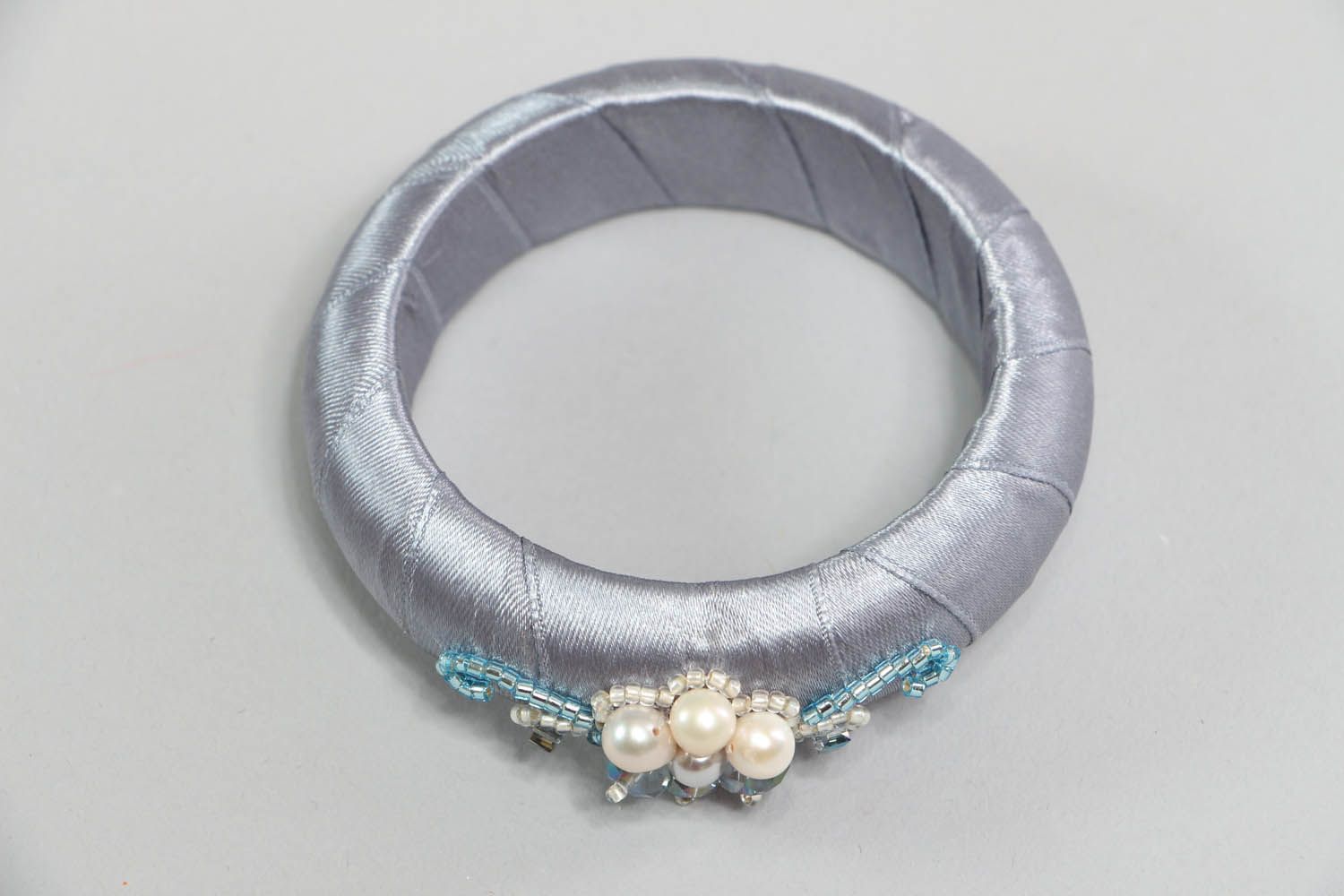 Armband mit Perlen und Glasperlen foto 1