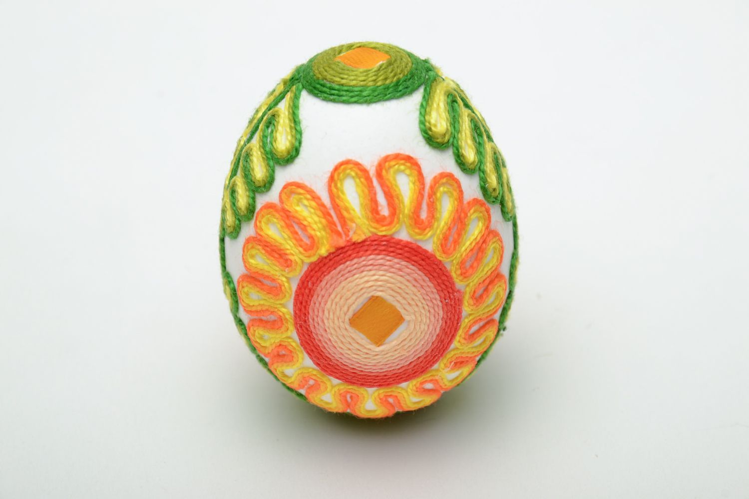Яркое пасхальное яйцо декоративное украшенное нитками фото 3