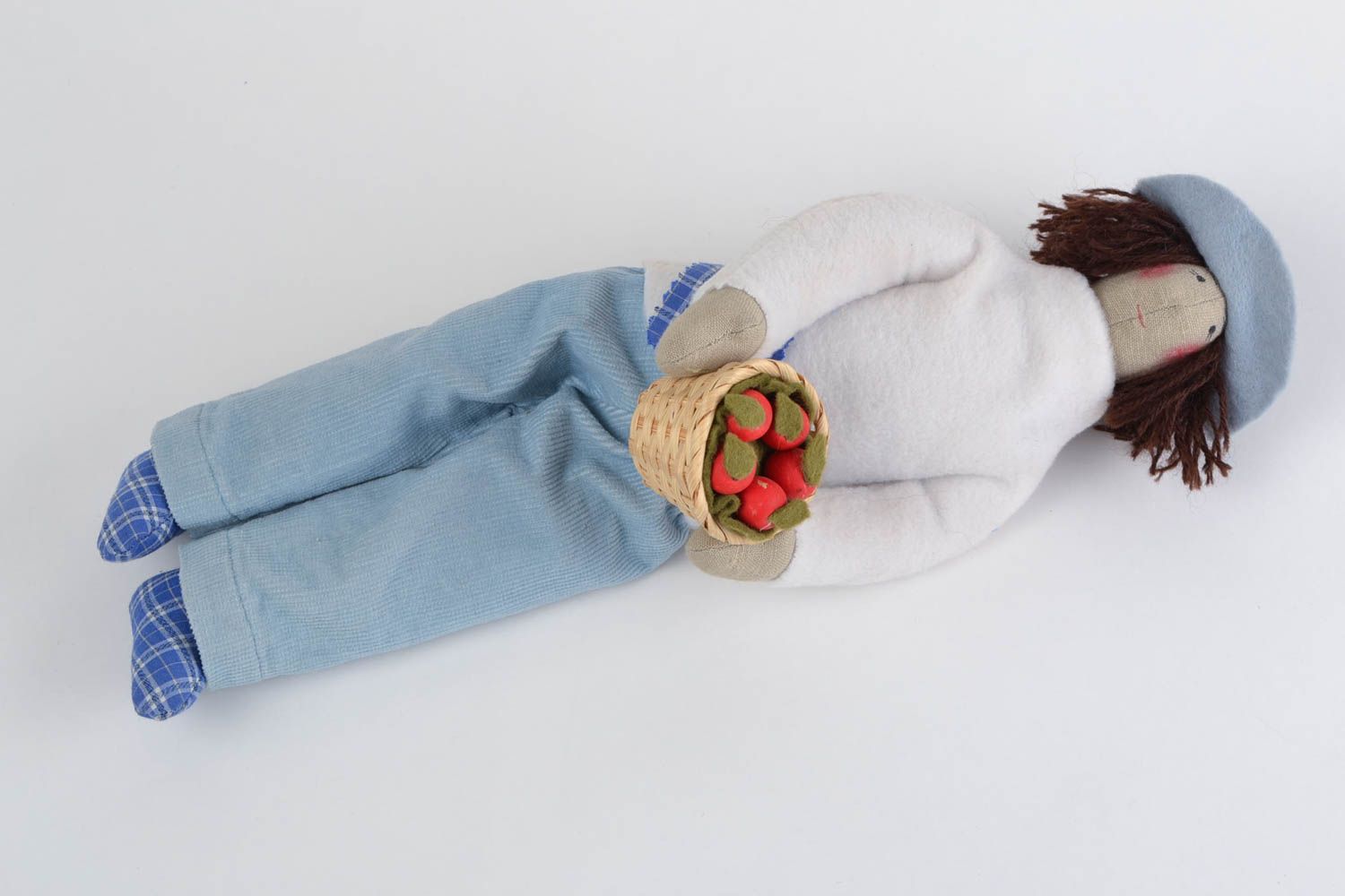 Handmade Künstler Puppe aus Stoff Gärtner mit Erdbeeren Naturstoffe foto 3