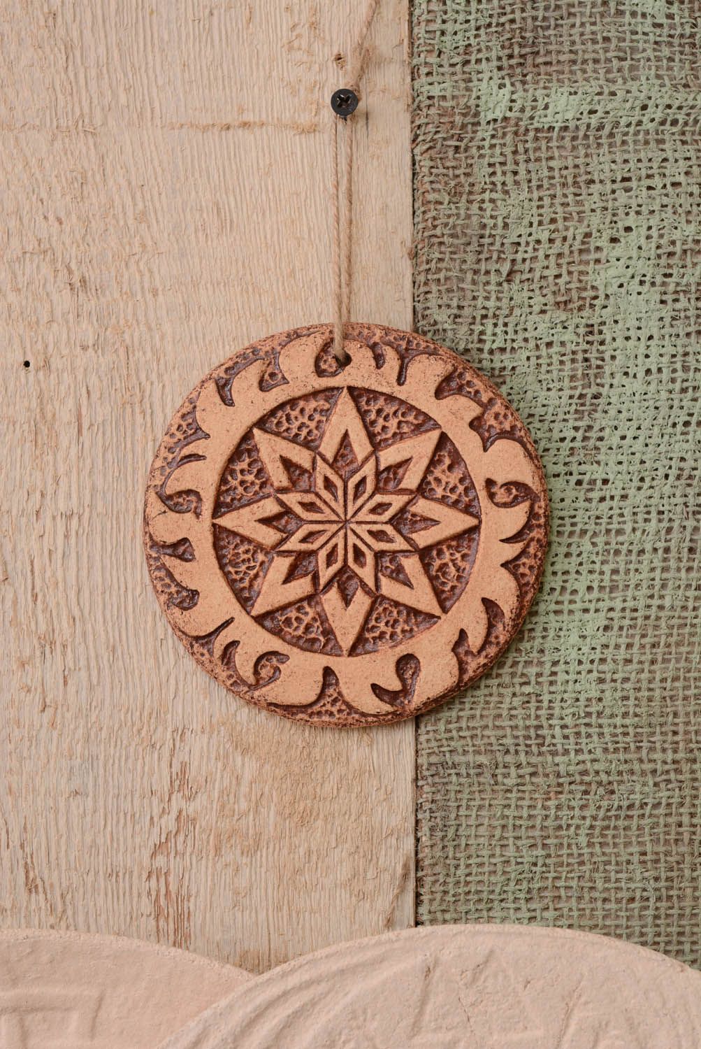 Prato talismã de cerâmica pingente decorativo para parede de argila feito à mão Alatyr foto 3