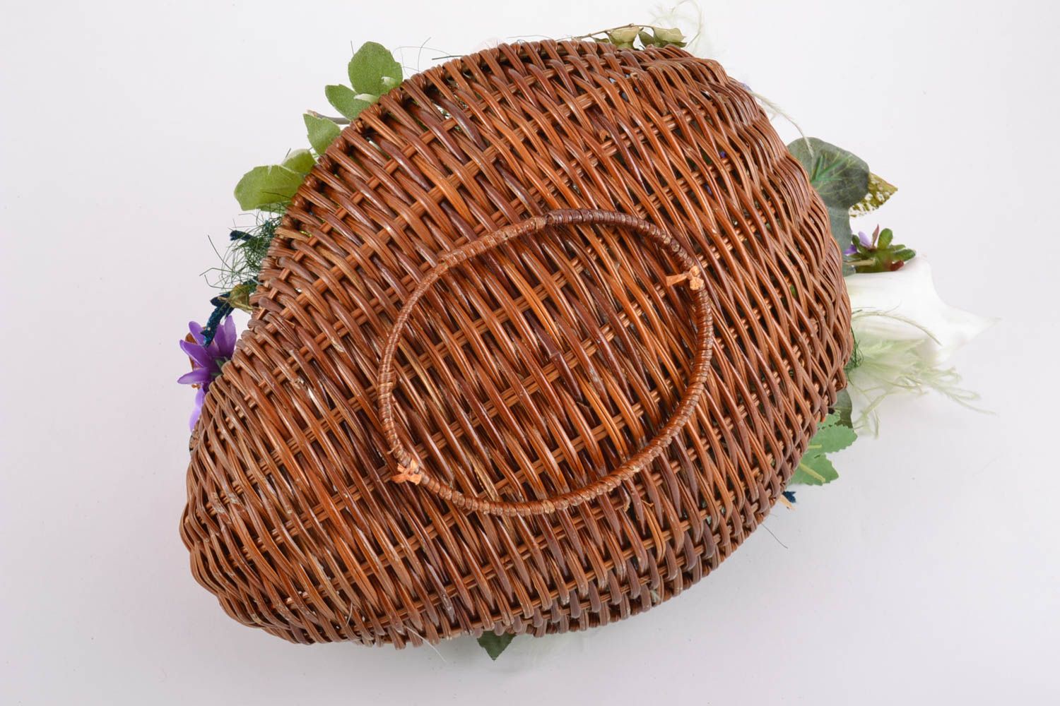 Ikebana de flores artificiales en cesta trenzada con forma de pato artesanal foto 5