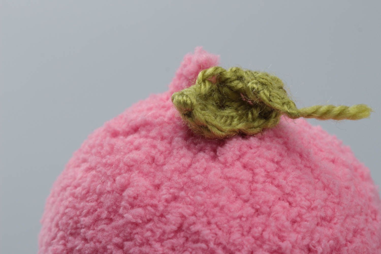 Juguete de peluche tejido a ganchillo de acrílico con forma de pastel rosado foto 3