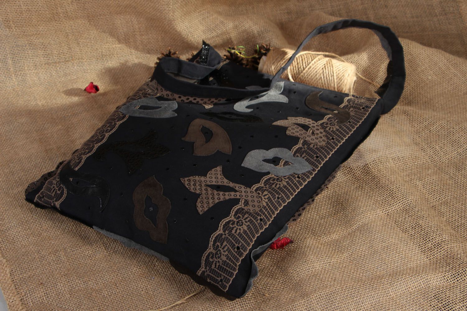 Bolsa de tecido escura costurada à mão  foto 5
