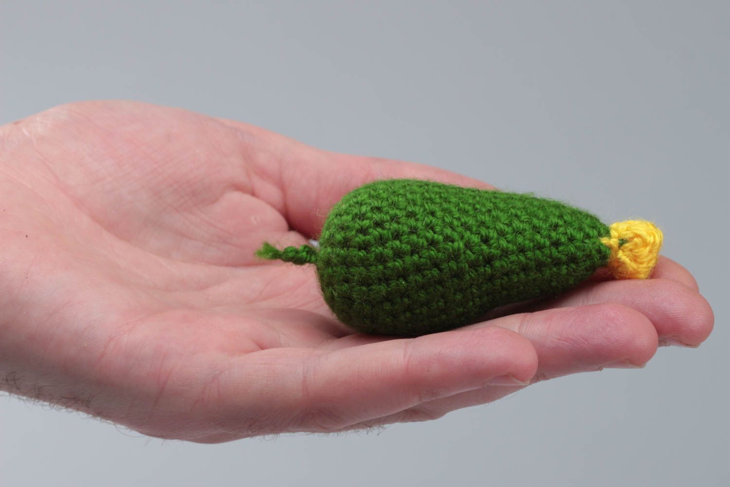 Jouet légume tricoté en fils acryliques au crochet original petit Concombre vert photo 5