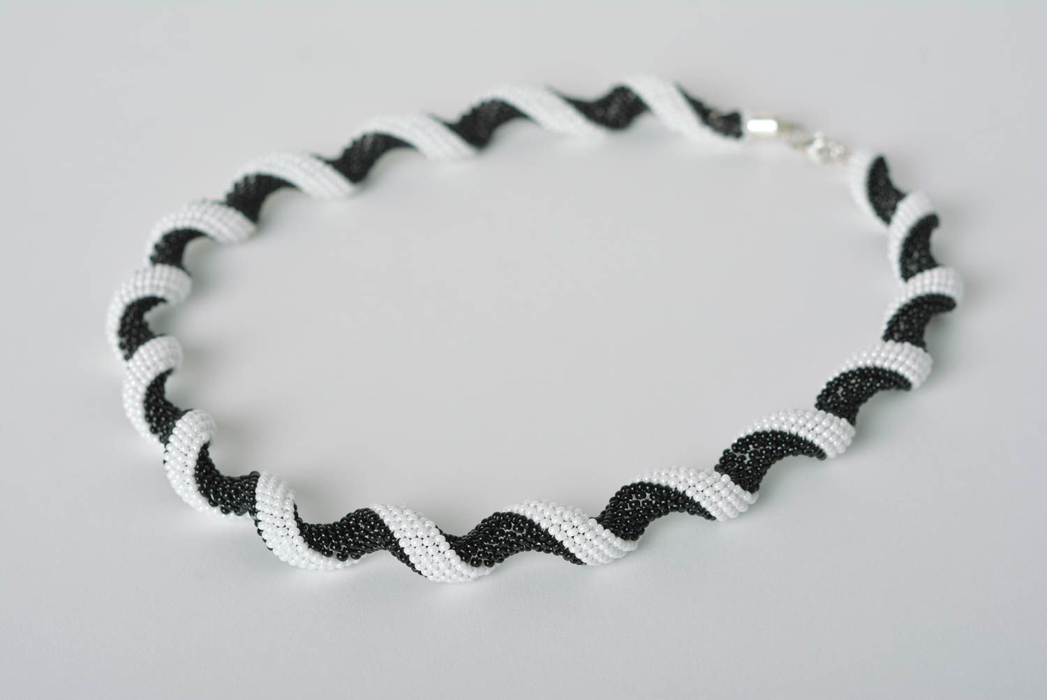 Collier spiral Bijou fait main blanc-noir perles de rocaille Accessoire femme photo 1